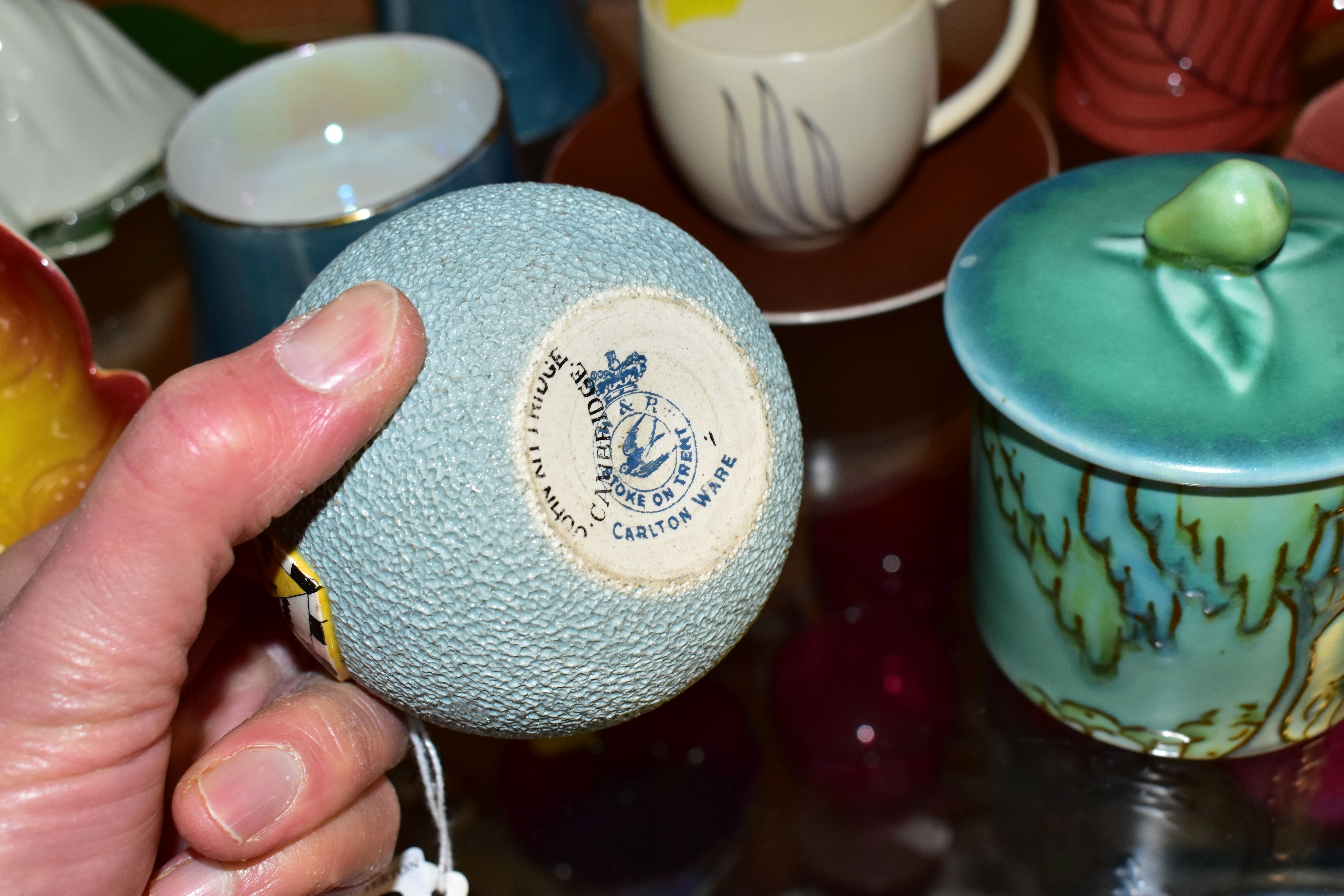 A COLLECTION OF MID-CENTURY CARLTON WARE CERAMICS, comprising a Carlton Ware match holder and - Image 5 of 7