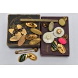 A PAIR OF EARLY 20TH CENTURY 18CT GOLD CUFFLINKS, yellow gold oval cufflinks with green yellow and