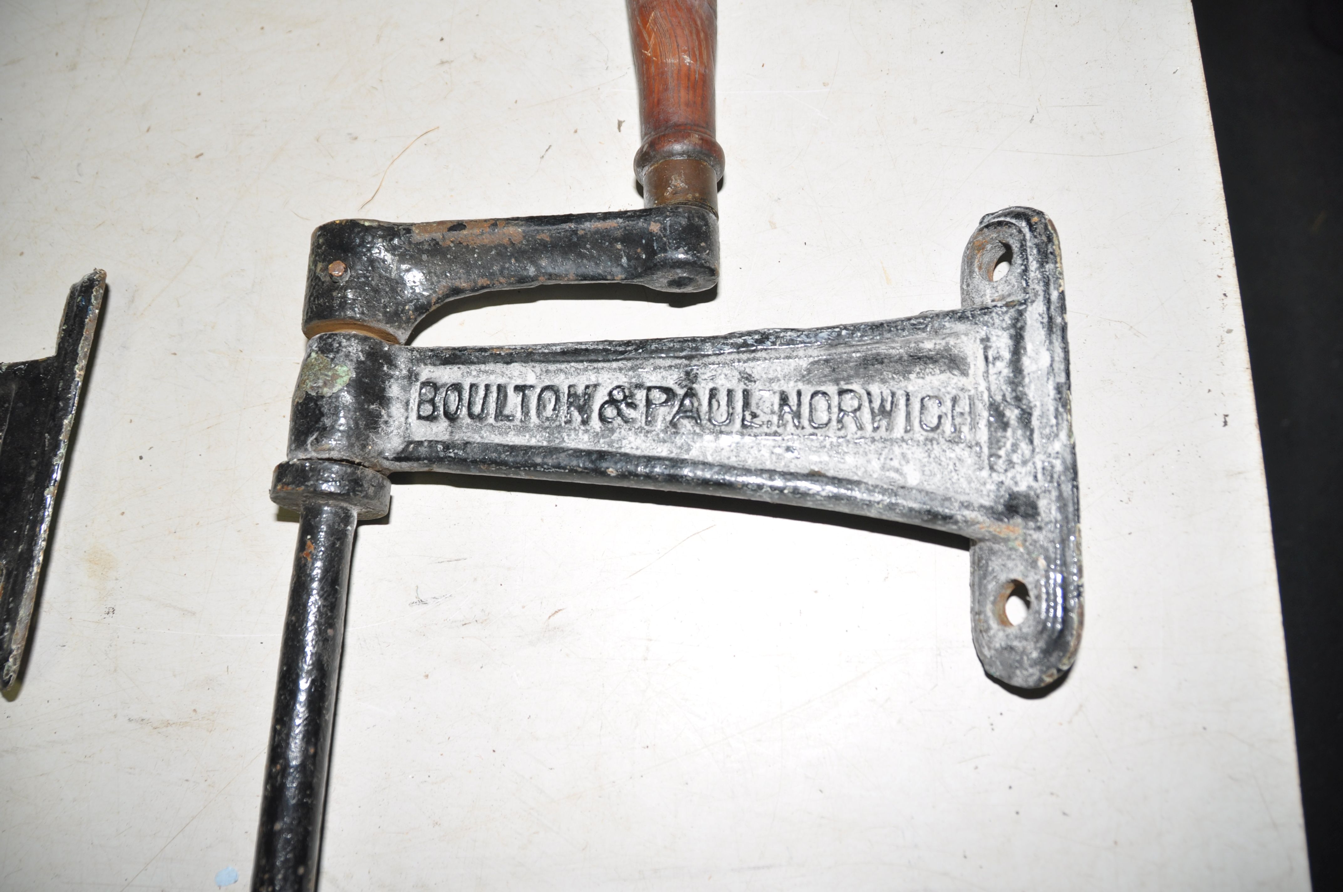 A PAIR OF BOULTON AND PAUL OF NORWICH VINTAGE SCREWJACK WINDOW OPENERS (2) - Image 2 of 3