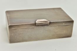 AN ELIZABETH II, 'MAPPIN & WEBB' SILVER CIGARETTE BOX, of a rectangular form, engine turned