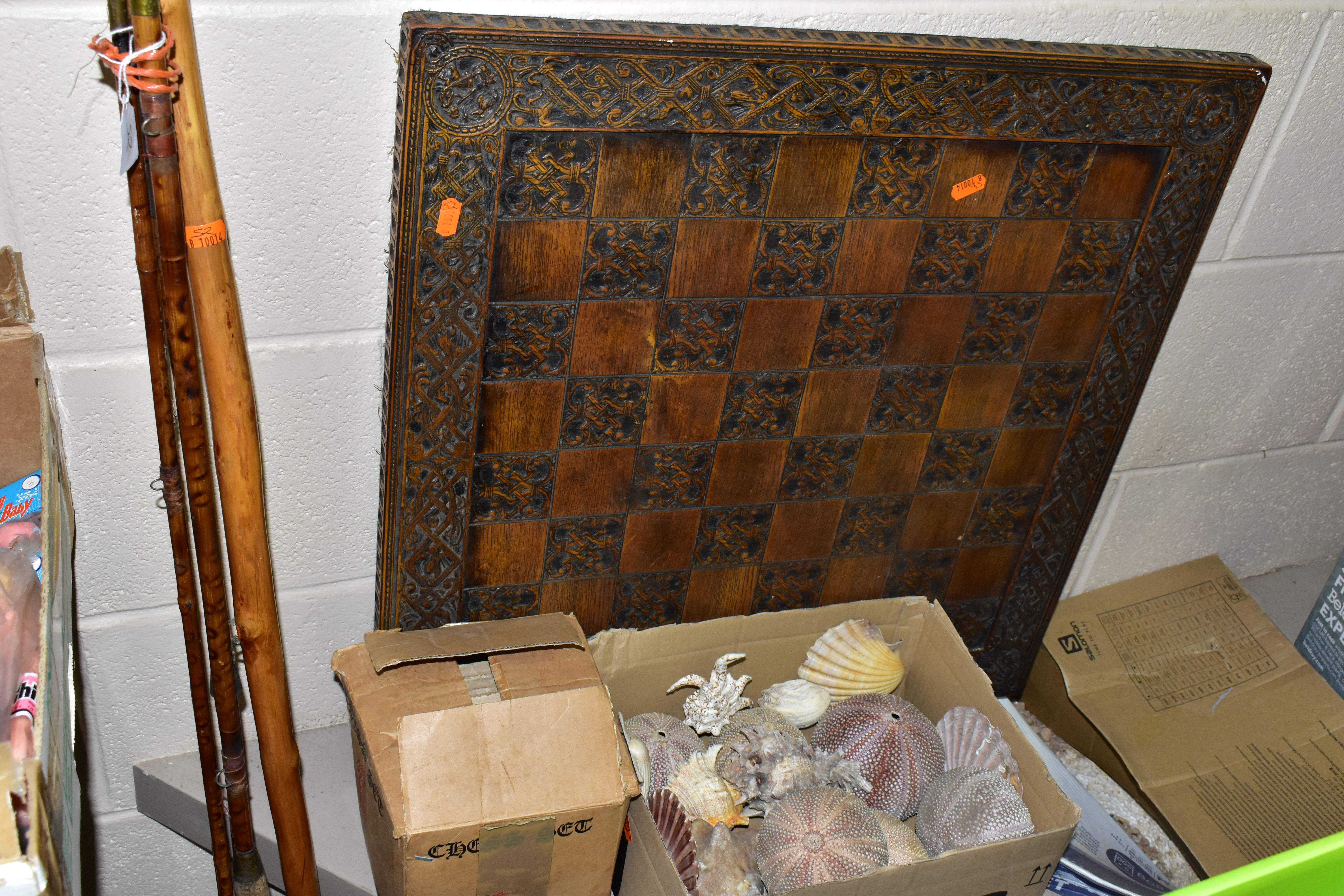 THREE BOXES OF VINTAGE FISHING REELS, SEA SHELL, CHESS SET AND SUNDRIES, to include a Bakelite - Image 11 of 14