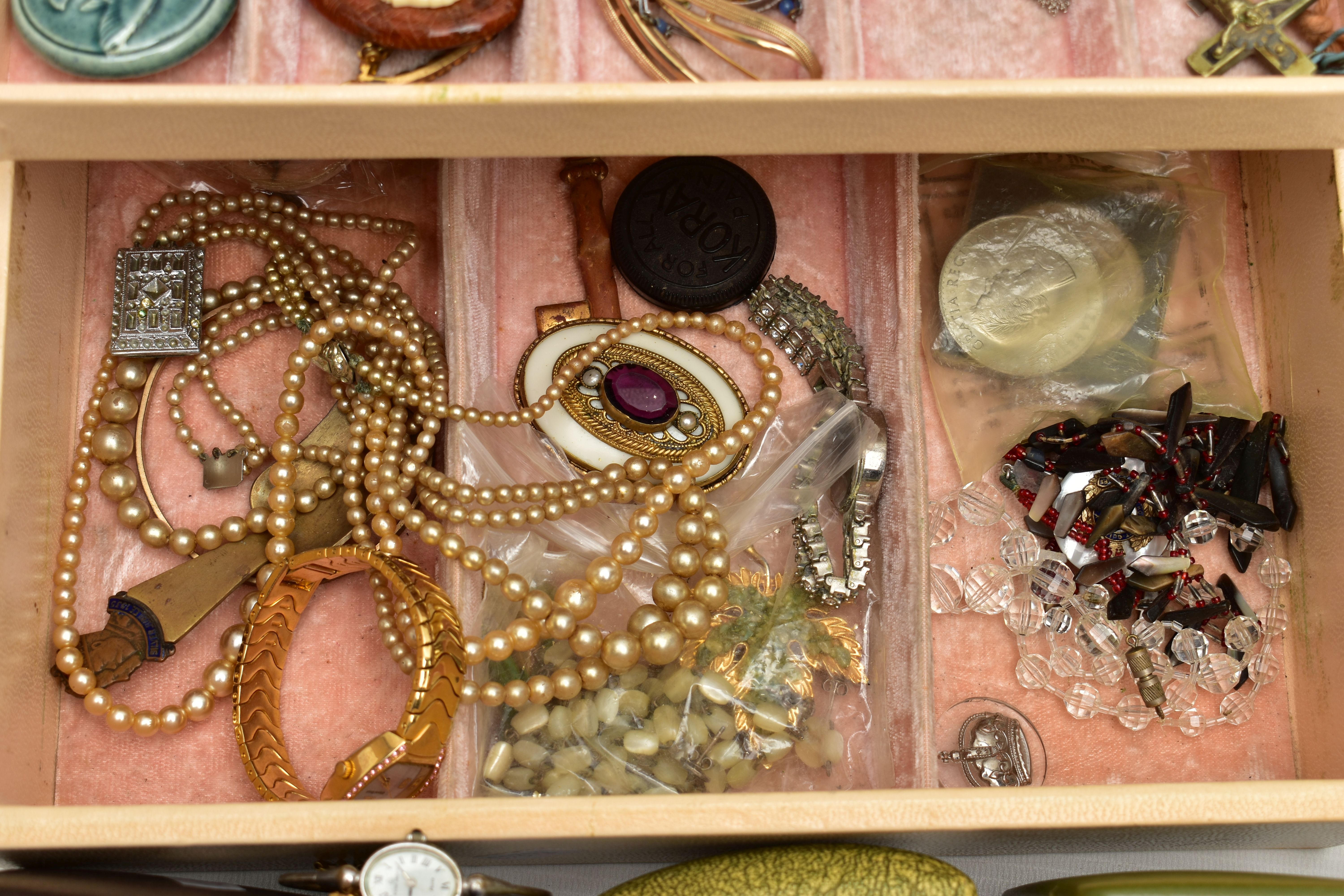 A CREAM JEWELLERY BOX WITH CONTENTS, to include a white metal butterfly wing pendant stamped ' - Image 3 of 5