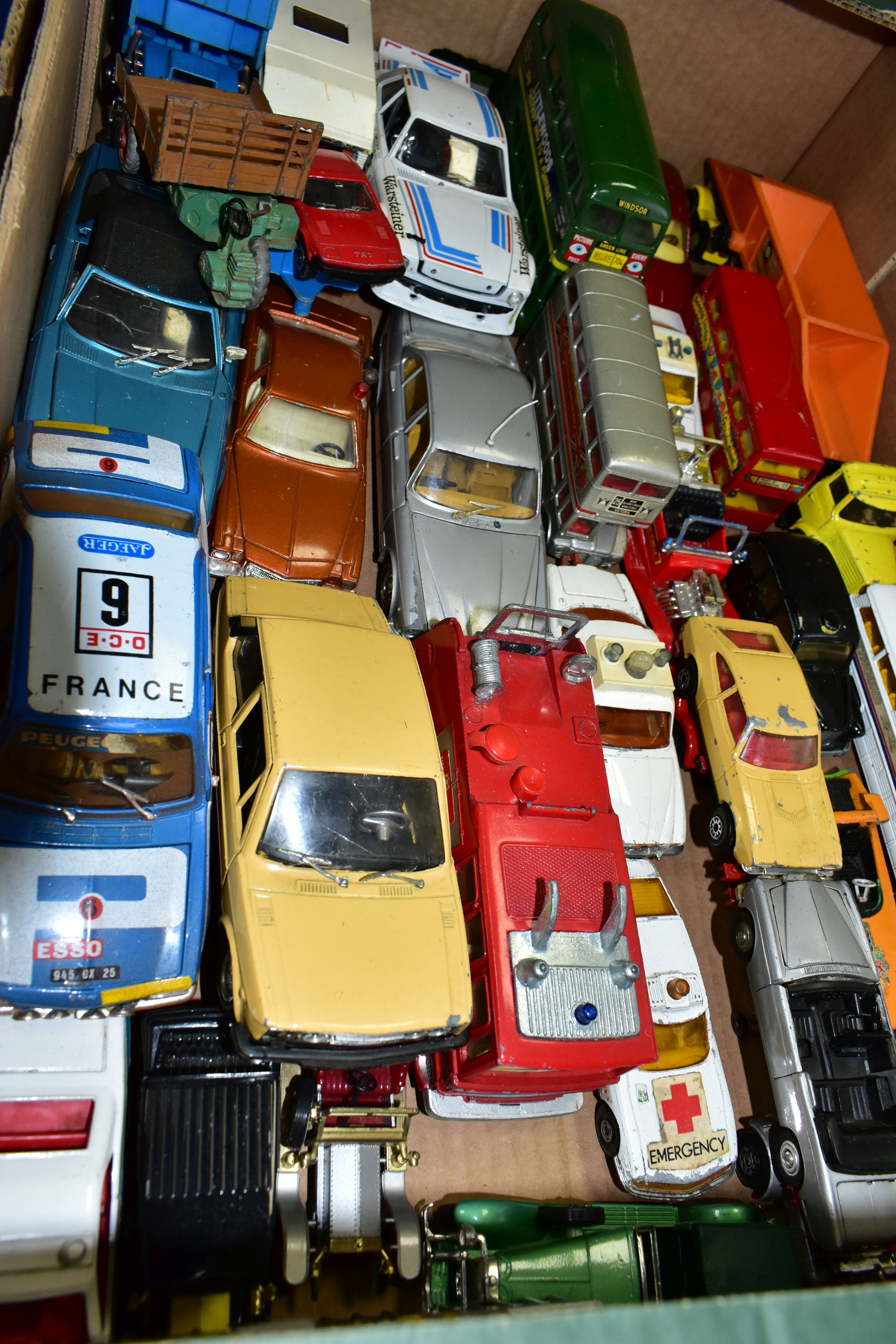 A QUANTITY OF UNBOXED AND ASSORTED PLAYWORN DIECAST VEHICLES, to include Dinky, Corgi, Matchbox, - Image 6 of 7
