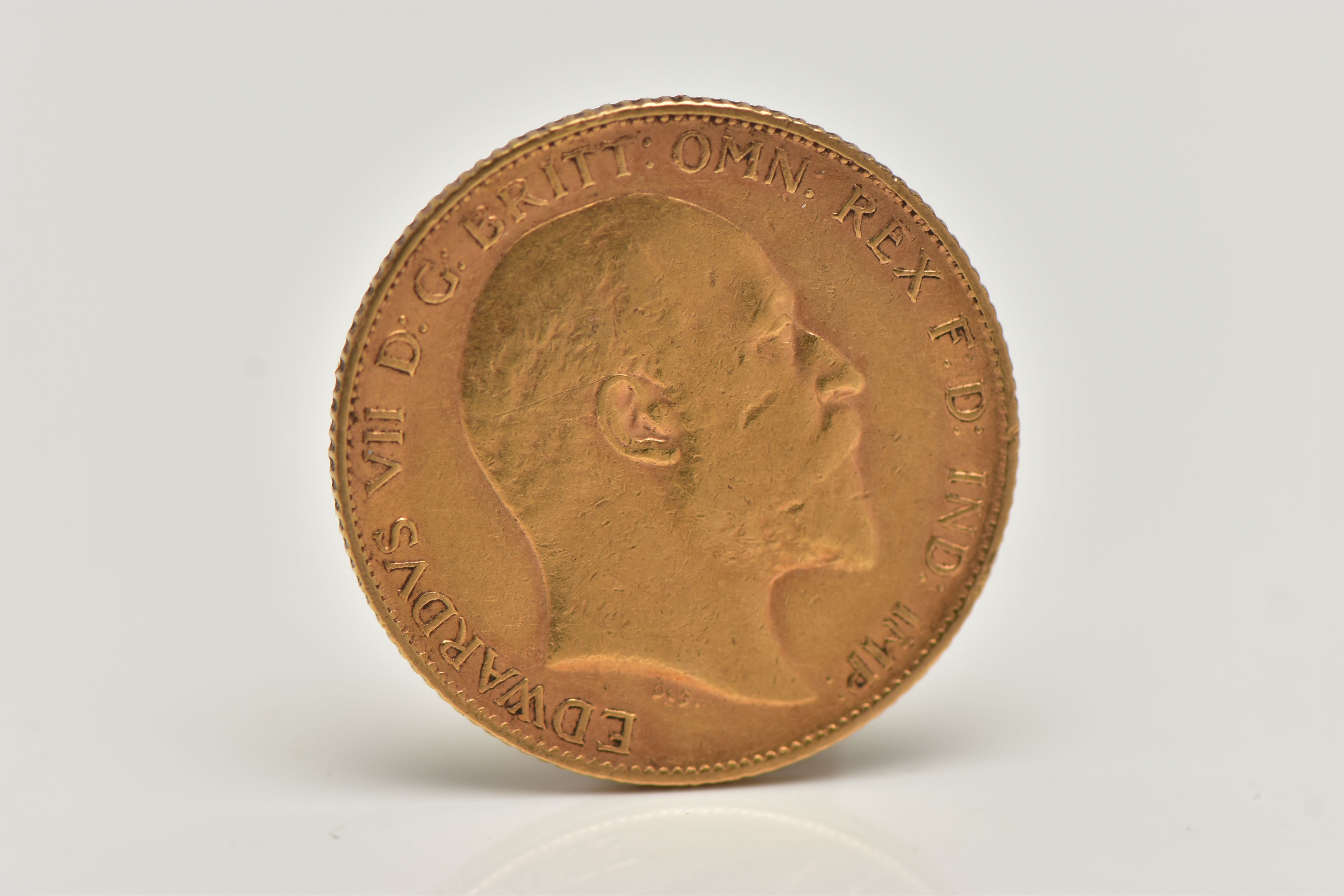 AN EARLY 20TH CENTURY HALF GOLD SOVEREIGN COIN, obverse depicting Edward VII, reverse George and the - Image 2 of 2