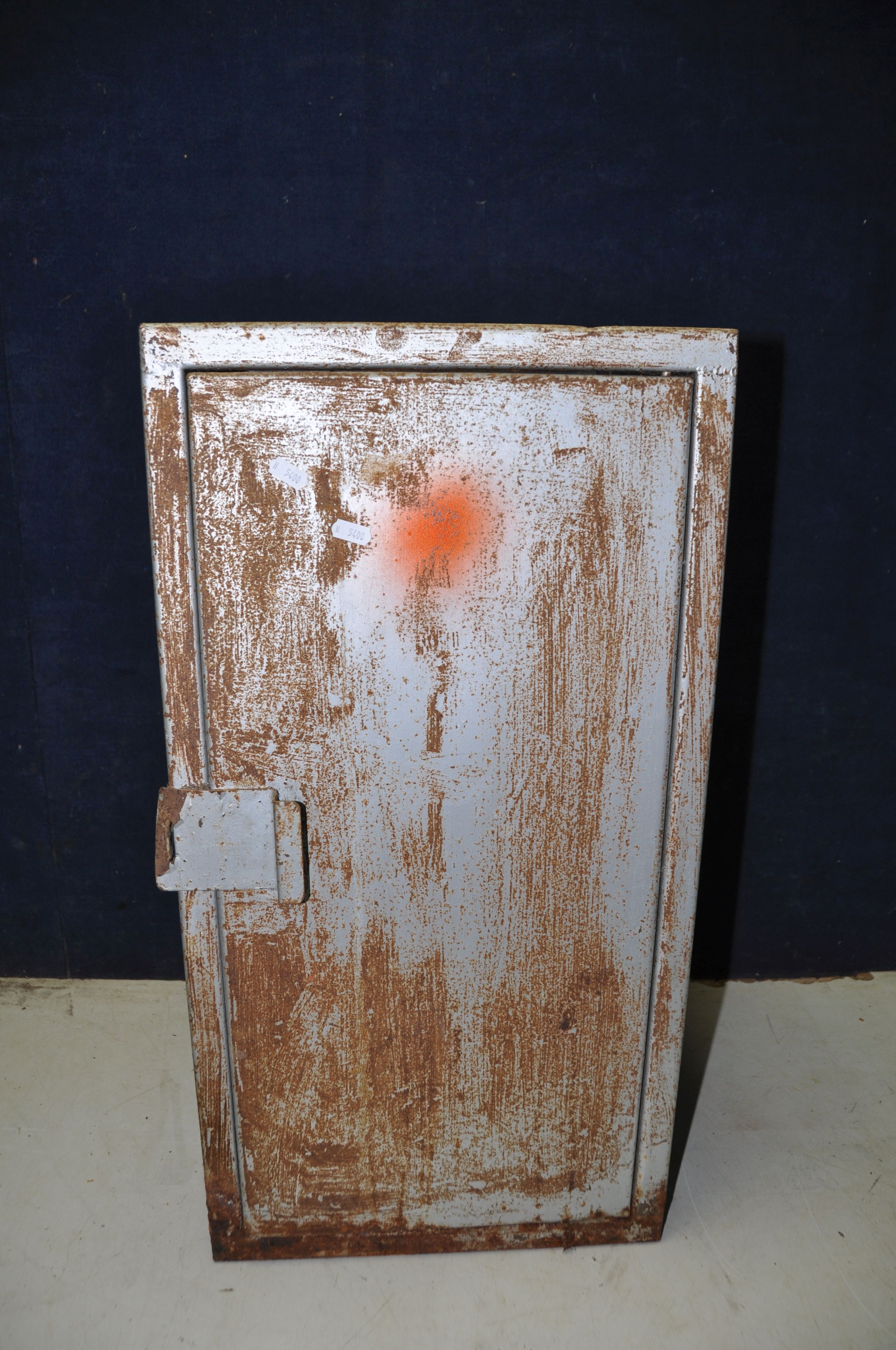 A METAL LOCKER measuring width 38cm x depth 44cm x height 74cm (some surface rust)