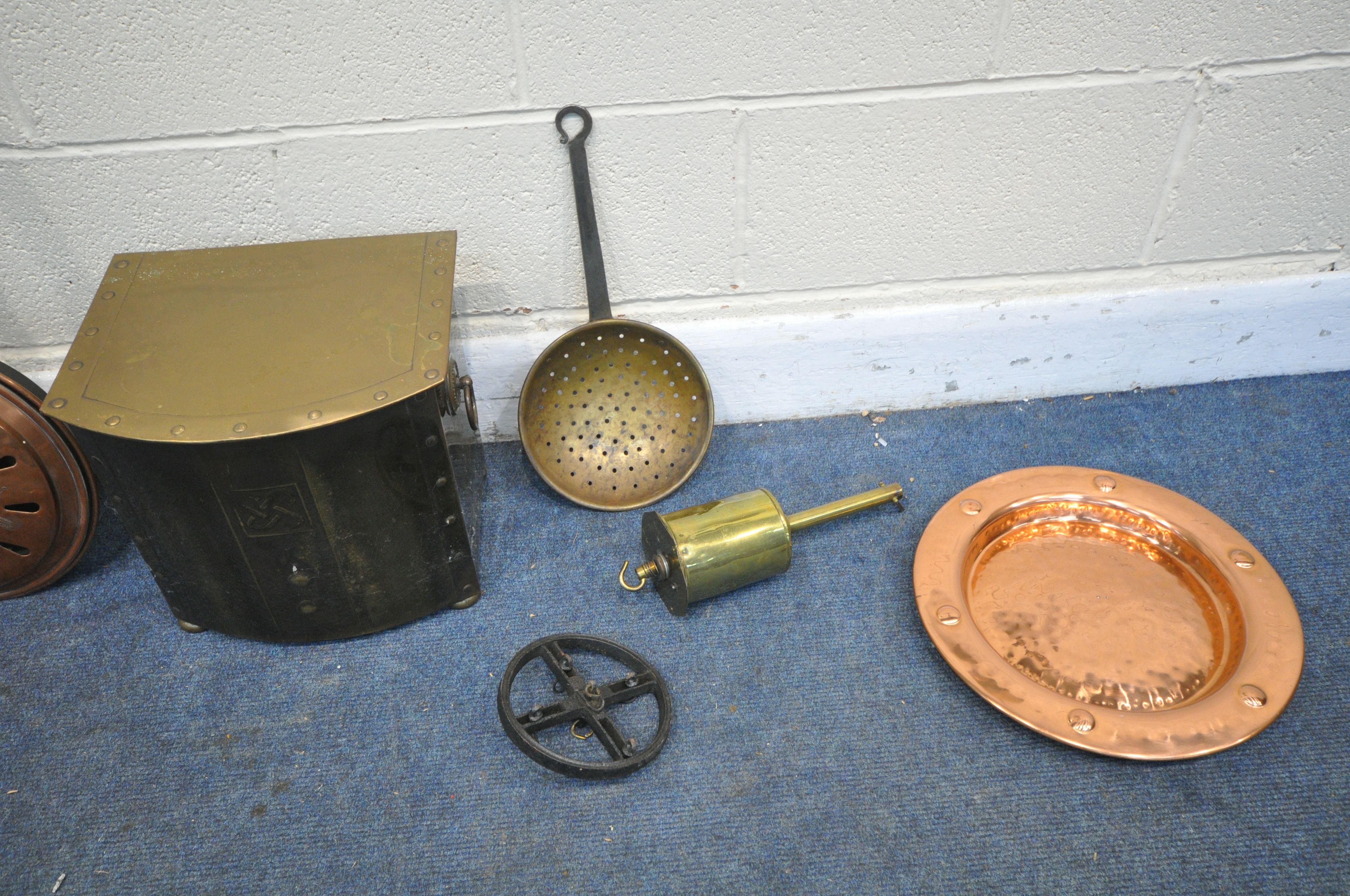 A SELECTION OF BRASS AND COPPERWARE, to include a wall gong with beater, a brass coal bucket, a - Image 3 of 5