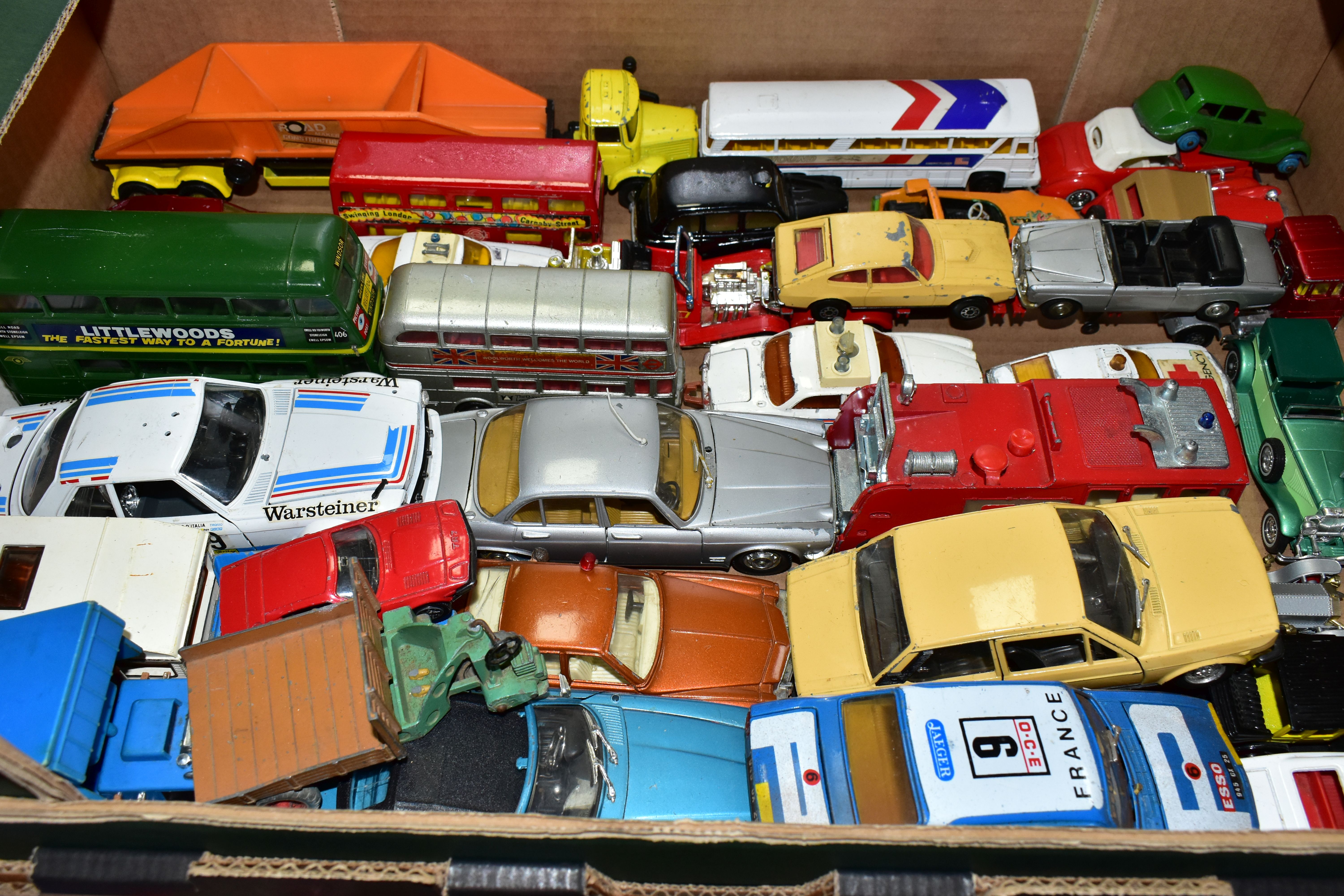 A QUANTITY OF UNBOXED AND ASSORTED PLAYWORN DIECAST VEHICLES, to include Dinky, Corgi, Matchbox, - Image 5 of 7