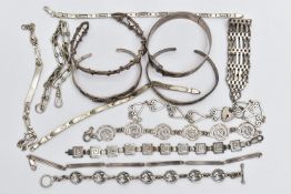 A BAG OF ASSORTED WHITE METAL JEWELLERY, to include a silver hinged bangle, hallmarked London