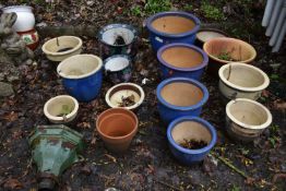 A LARGE SELECTION OF GLAZED PLANT POTS, of various sizes and colours, along with a cast iron drain