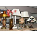 A GROUP OF TABLE LAMPS AND OTHER HOMEWARES, to include a modern table lamp with leaded glass