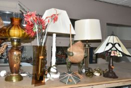 A GROUP OF TABLE LAMPS AND OTHER HOMEWARES, to include a modern table lamp with leaded glass