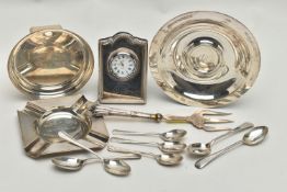 A PARCEL OF ASSORTED SILVER GOLFING PRIZES, ETC, including three Elizabeth II dishes / ashtray
