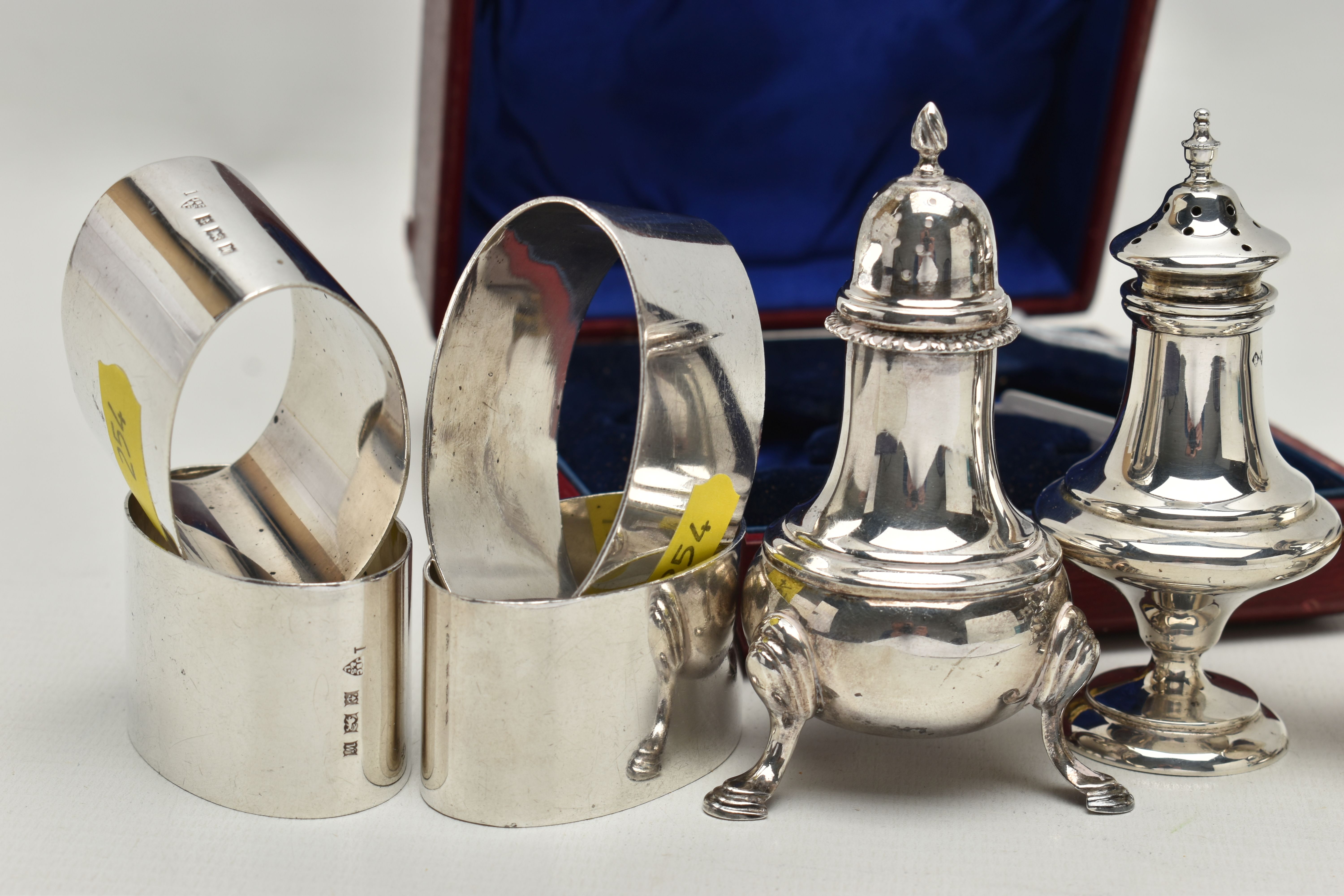 A CASED PAIR OF EDWARDIAN SILVER PEPPERETTES, FOUR OVAL SILVER NAPKIN RINGS AND A MATCHED PAIR OF - Image 5 of 6