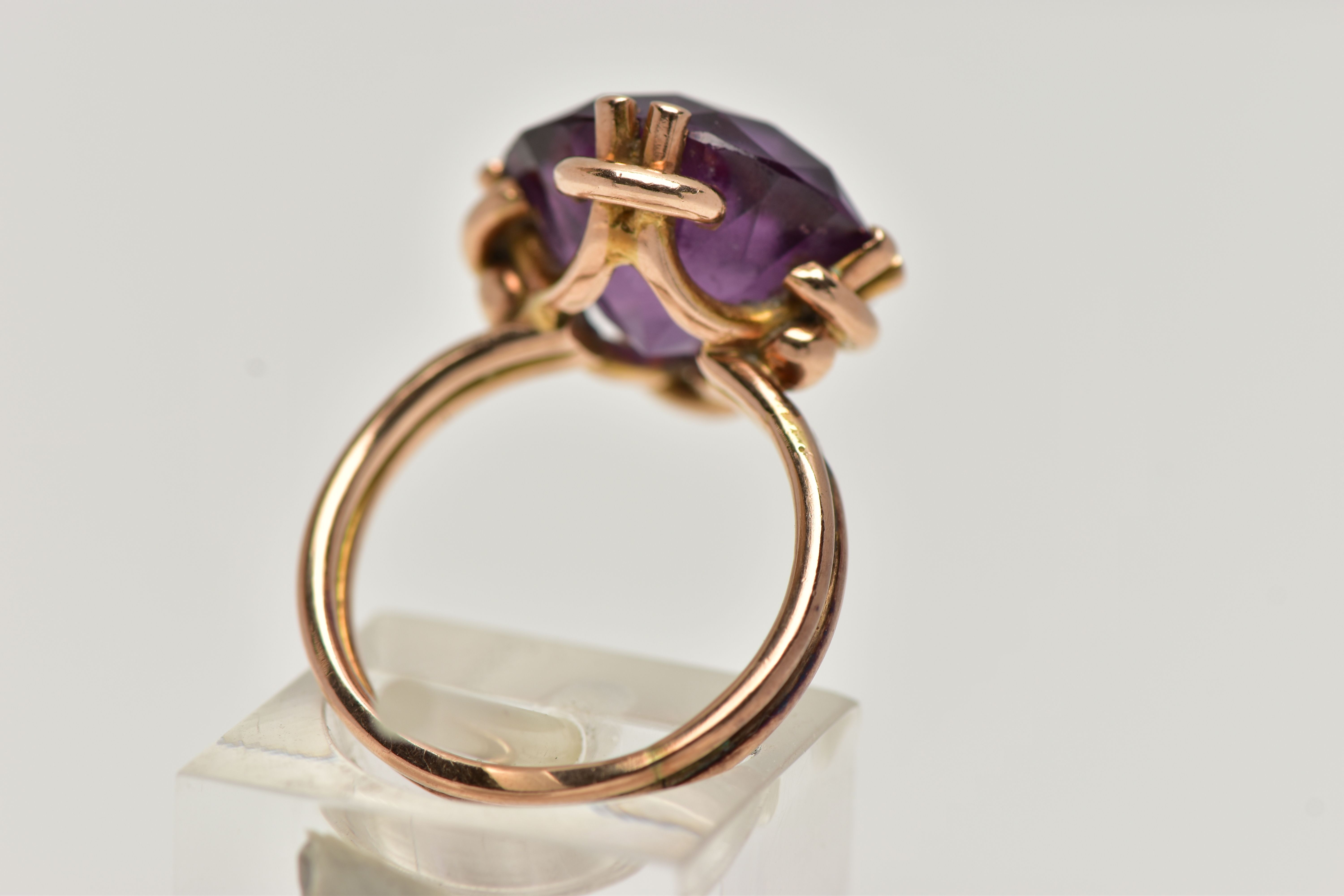 A YELLOW METAL GEM SET RING, set with a large circular cut synthetic sapphire, double four claw - Image 3 of 4