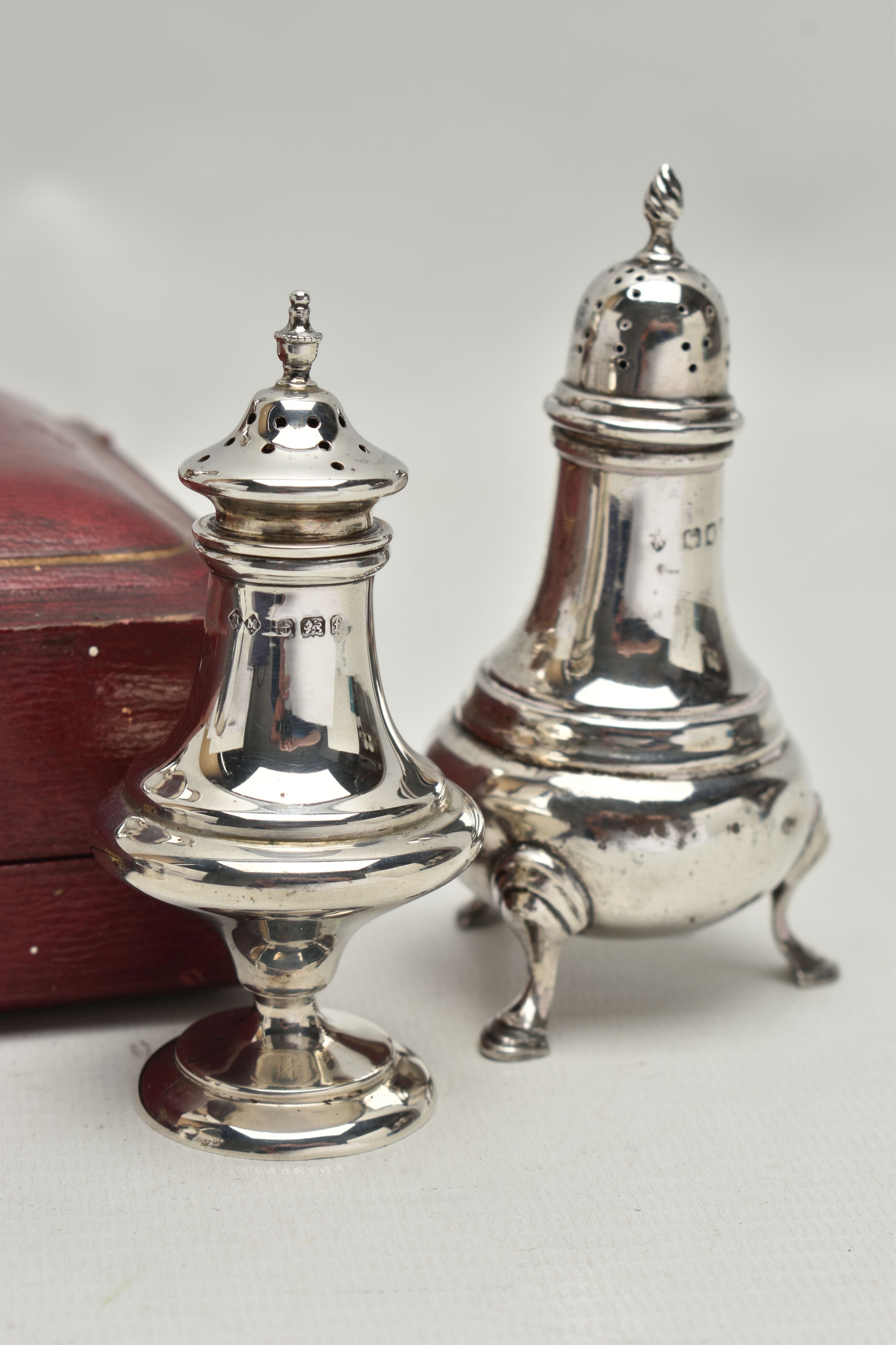 A CASED PAIR OF EDWARDIAN SILVER PEPPERETTES, FOUR OVAL SILVER NAPKIN RINGS AND A MATCHED PAIR OF - Image 3 of 6