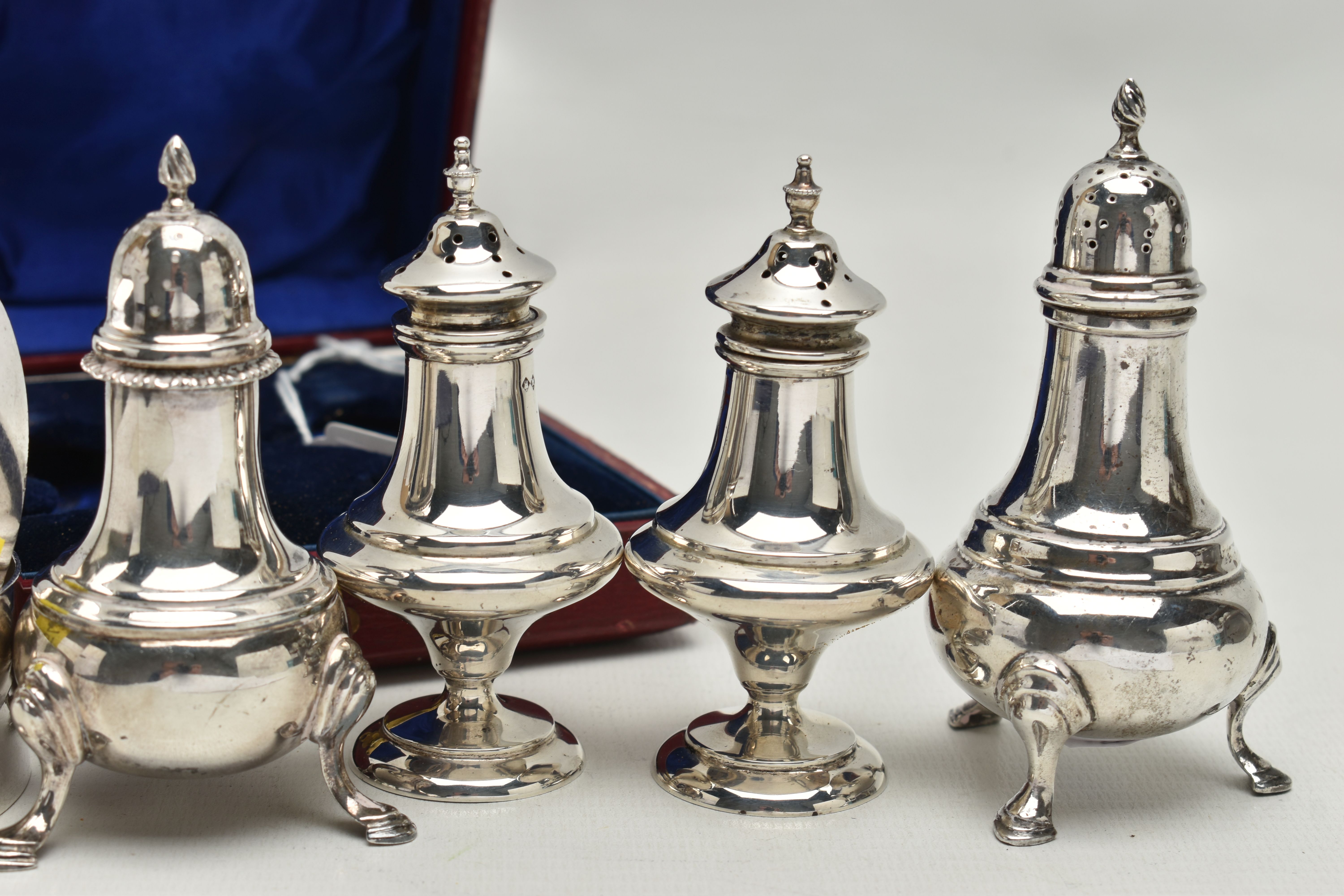 A CASED PAIR OF EDWARDIAN SILVER PEPPERETTES, FOUR OVAL SILVER NAPKIN RINGS AND A MATCHED PAIR OF - Image 6 of 6