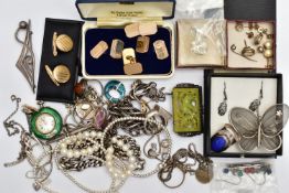 A BAG OF ASSORTED JEWELLERY AND ITEMS, to include a yellow metal golfing figure pin, unmarked,