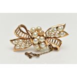 A YELLOW METAL 'MIKIMOTO' CULTURED PEARL BOW BROOCH, openwork bow set with two rows of cultured