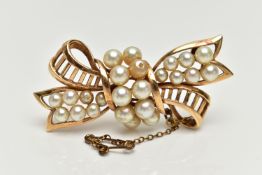 A YELLOW METAL 'MIKIMOTO' CULTURED PEARL BOW BROOCH, openwork bow set with two rows of cultured