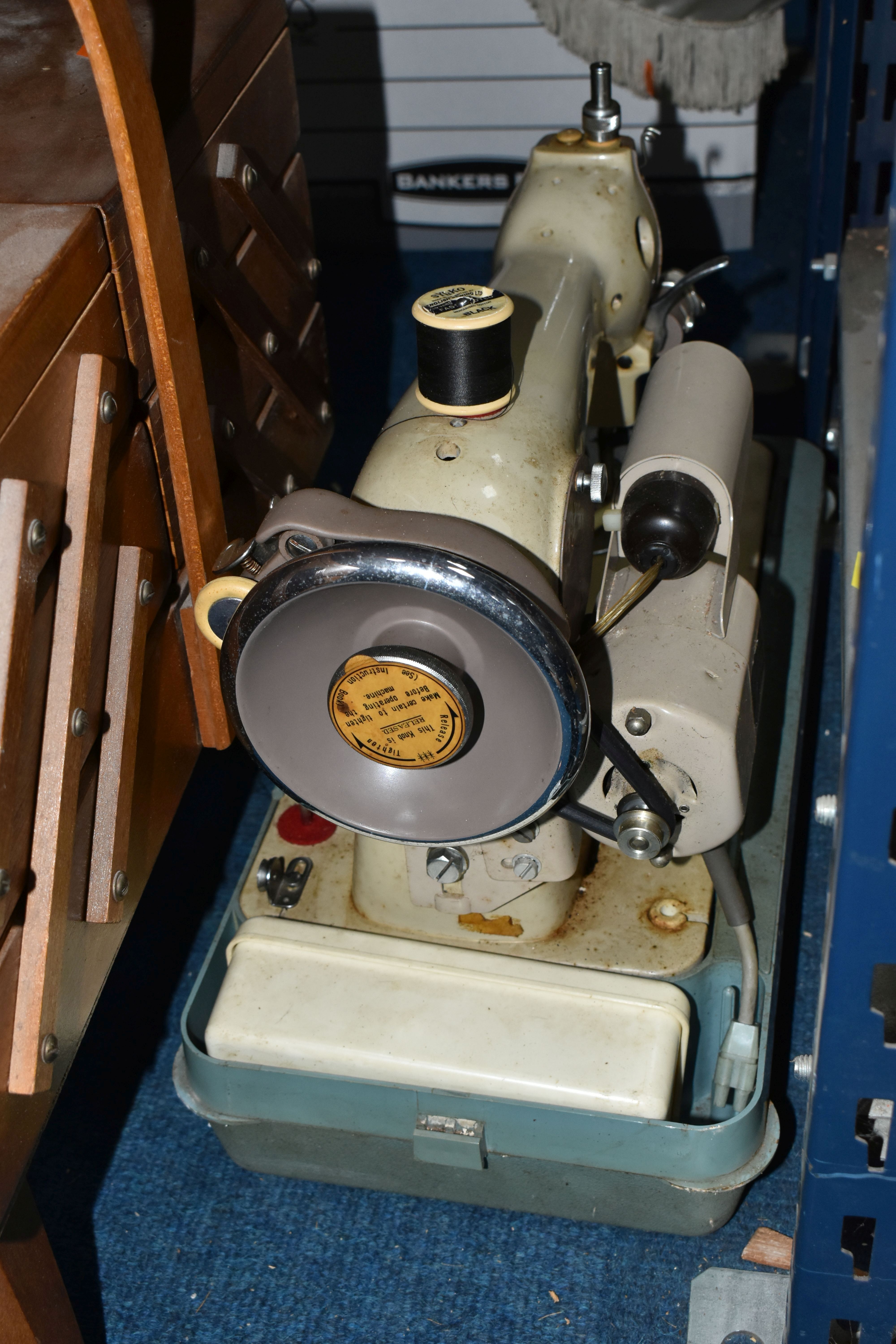 A BOX AND LOOSE SEWING MACHINE, SEWING BOX AND SUPPLIES, to include a cased vintage Brother electric - Image 7 of 7