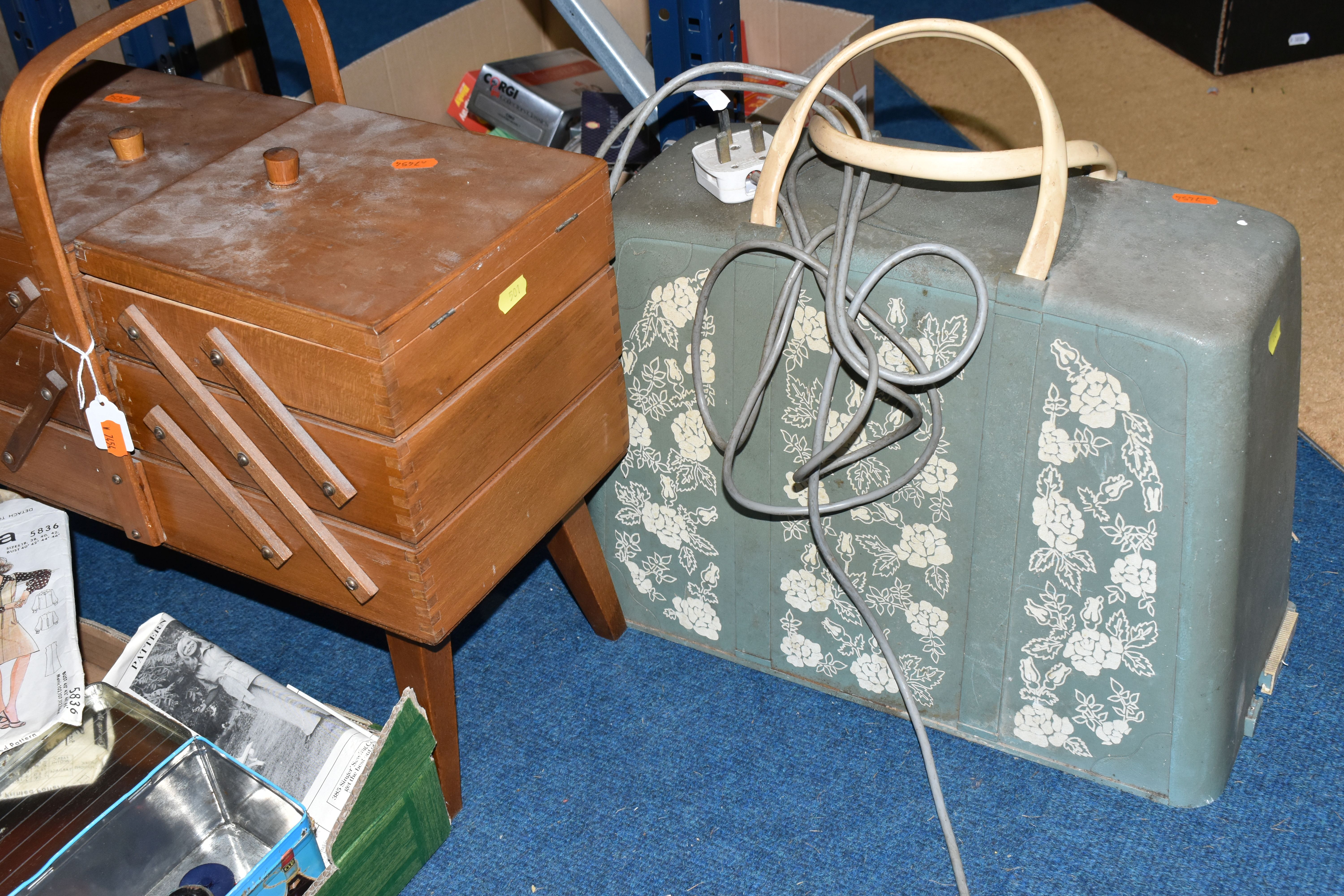 A BOX AND LOOSE SEWING MACHINE, SEWING BOX AND SUPPLIES, to include a cased vintage Brother electric - Image 5 of 7