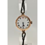 AN 18CT GOLD EARLY 20TH CENTURY WRISTWATCH, manual wind, round white dial, Roman numerals, blue