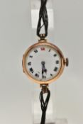AN 18CT GOLD EARLY 20TH CENTURY WRISTWATCH, manual wind, round white dial, Roman numerals, blue