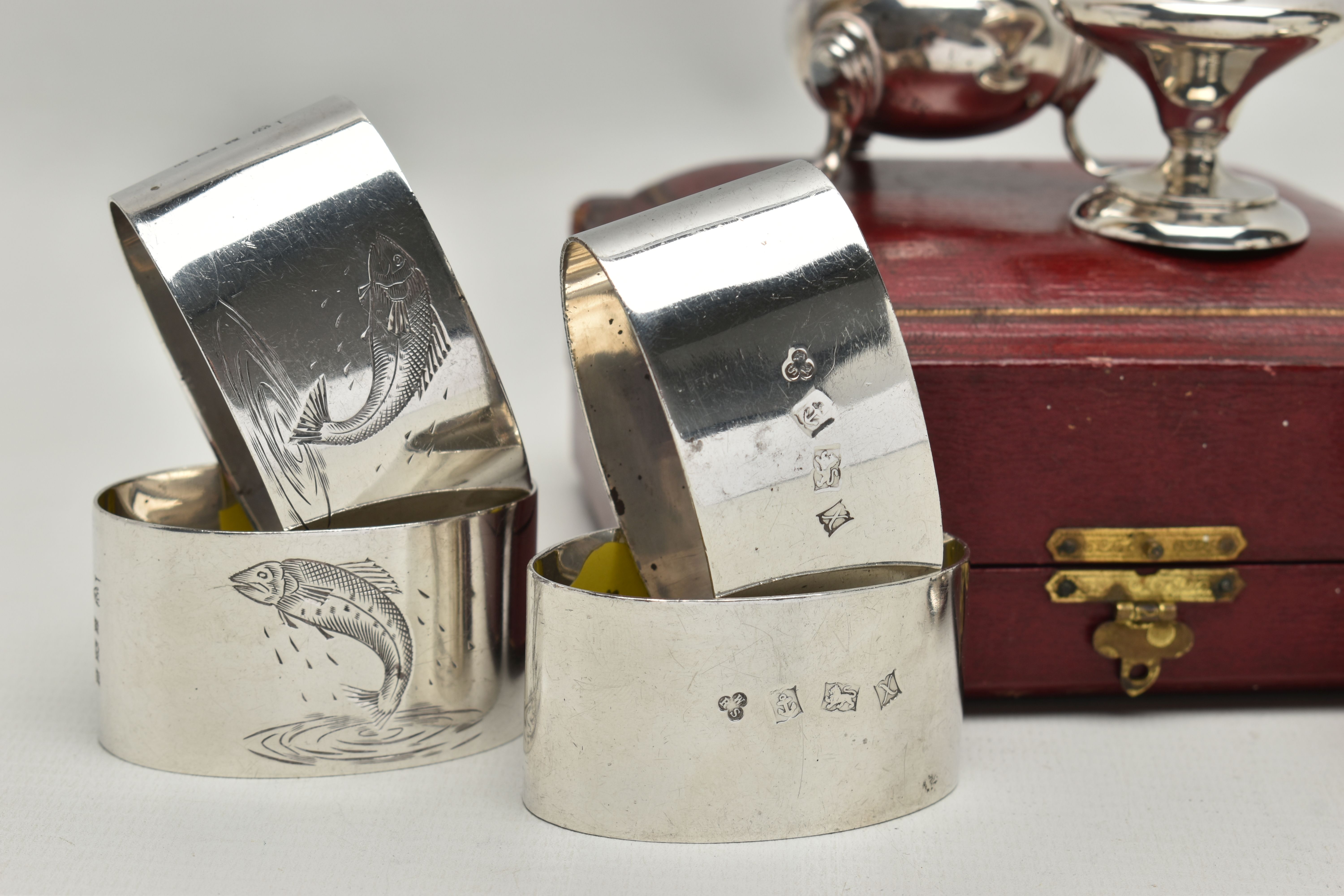 A CASED PAIR OF EDWARDIAN SILVER PEPPERETTES, FOUR OVAL SILVER NAPKIN RINGS AND A MATCHED PAIR OF - Image 2 of 6