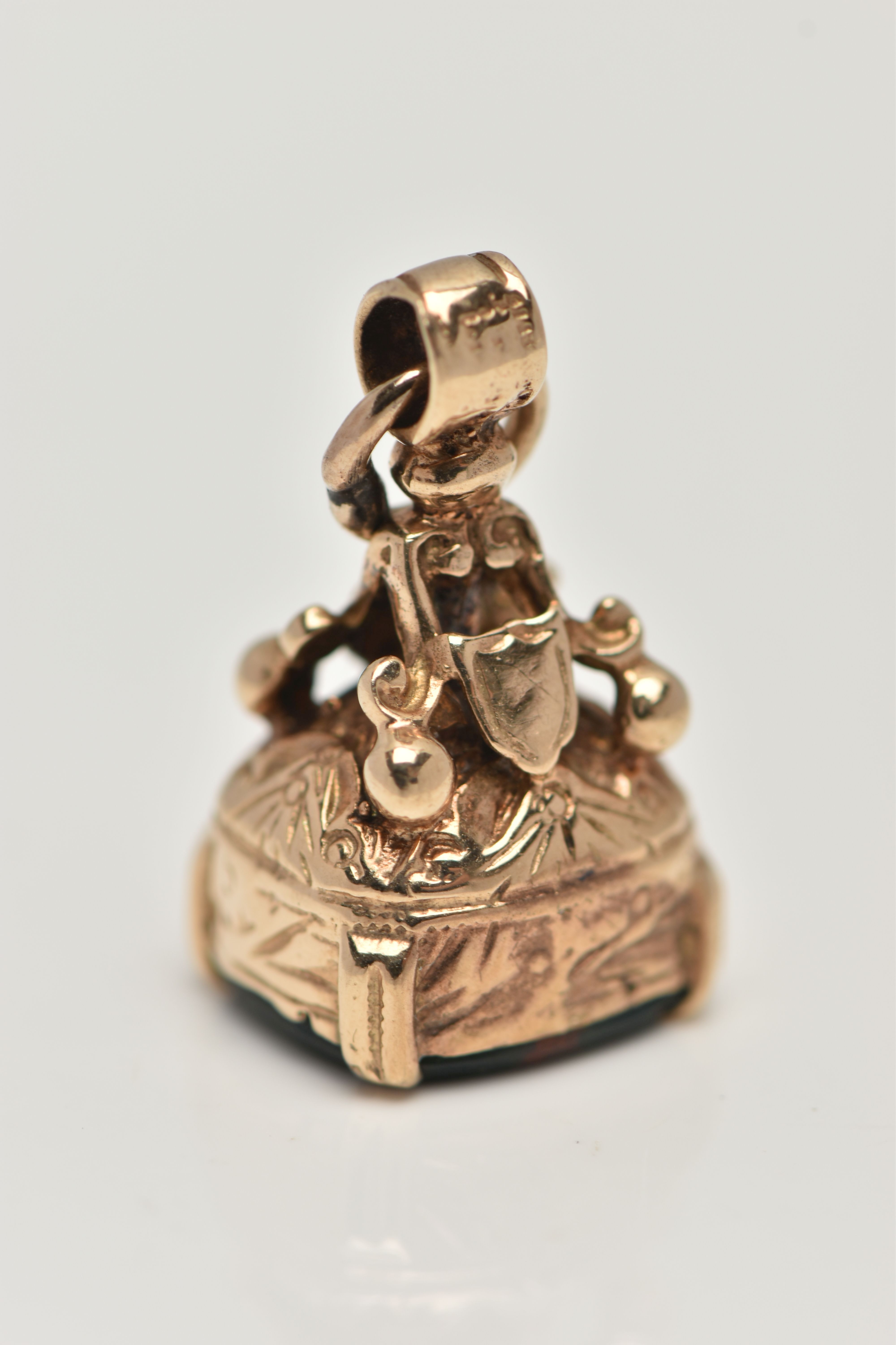 A 9CT GOLD FOB SEAL, set with a polished bloodstone inlay to the base, scrolling surmount with - Image 2 of 4