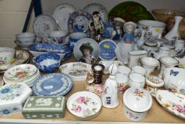 A LARGE QUANTITY OF PORCELAIN GIFTWARE, comprising Royal Crown Derby 'Derby Posies' pattern bell,