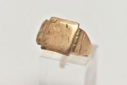 A GENTS 9CT GOLD SIGNET RING, polished square signet, ring head measuring approximately 13.1mm, to