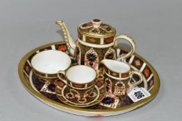 A MINIATURE ROYAL CROWN DERBY IMARI 1128 TEA SET AND SERVING TRAY, comprising on oval serving