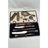 A CASED GEORGE V SILVER MOUNTED AND HORN FIVE PIECE CARVING SET AND A SMALL GROUP OF SILVER AND