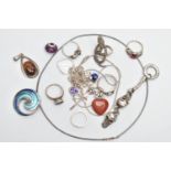 AN ASSORTMENT OF WHITE METAL JEWELLERY, to include a copal amber and white metal pendant, a white