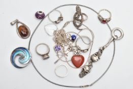 AN ASSORTMENT OF WHITE METAL JEWELLERY, to include a copal amber and white metal pendant, a white