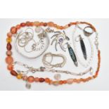 AN ASSORTMENT OF WHITE METAL JEWELLERY, to include a beaded agate, glass and white metal necklace,