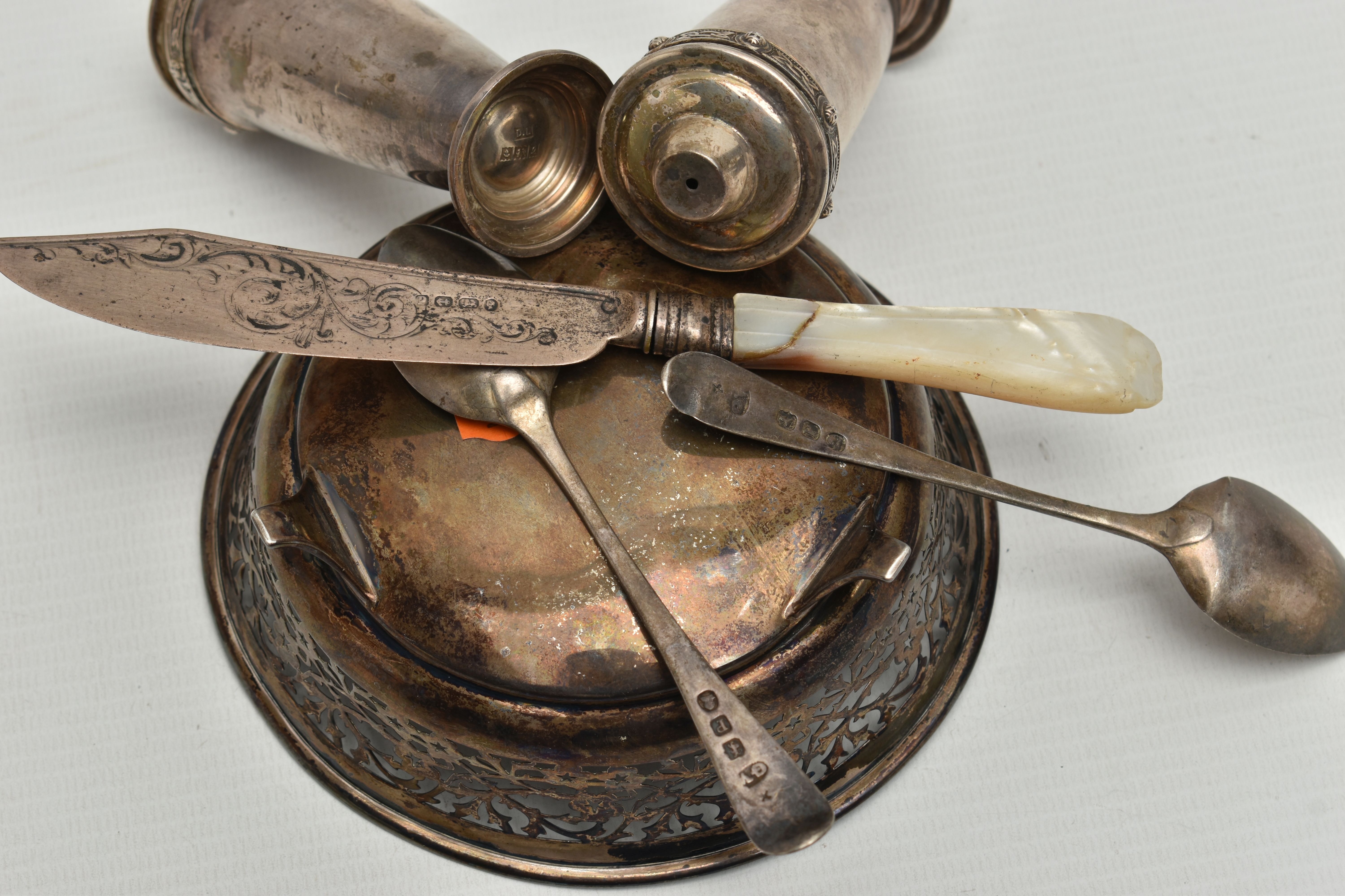 A SMALL PARCEL OF 19TH AND 20TH CENTURY SILVER, comprising a pair of Elizabeth II conical salt and - Image 4 of 4