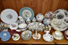 A LARGE QUANTITY OF CERAMICS, comprising an Aynsley 'Gold Dowery' 7892 pattern cup and saucer, Royal