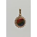 A YELLOW METAL AMMOLITE PENDANT, of a circular form, set with an ammolite cabochon to the centre, in