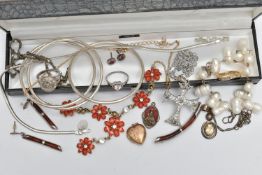 A SELECTION OF JEWELLERY, to include a silver triple bangle, a 9ct back and front heart locket, also