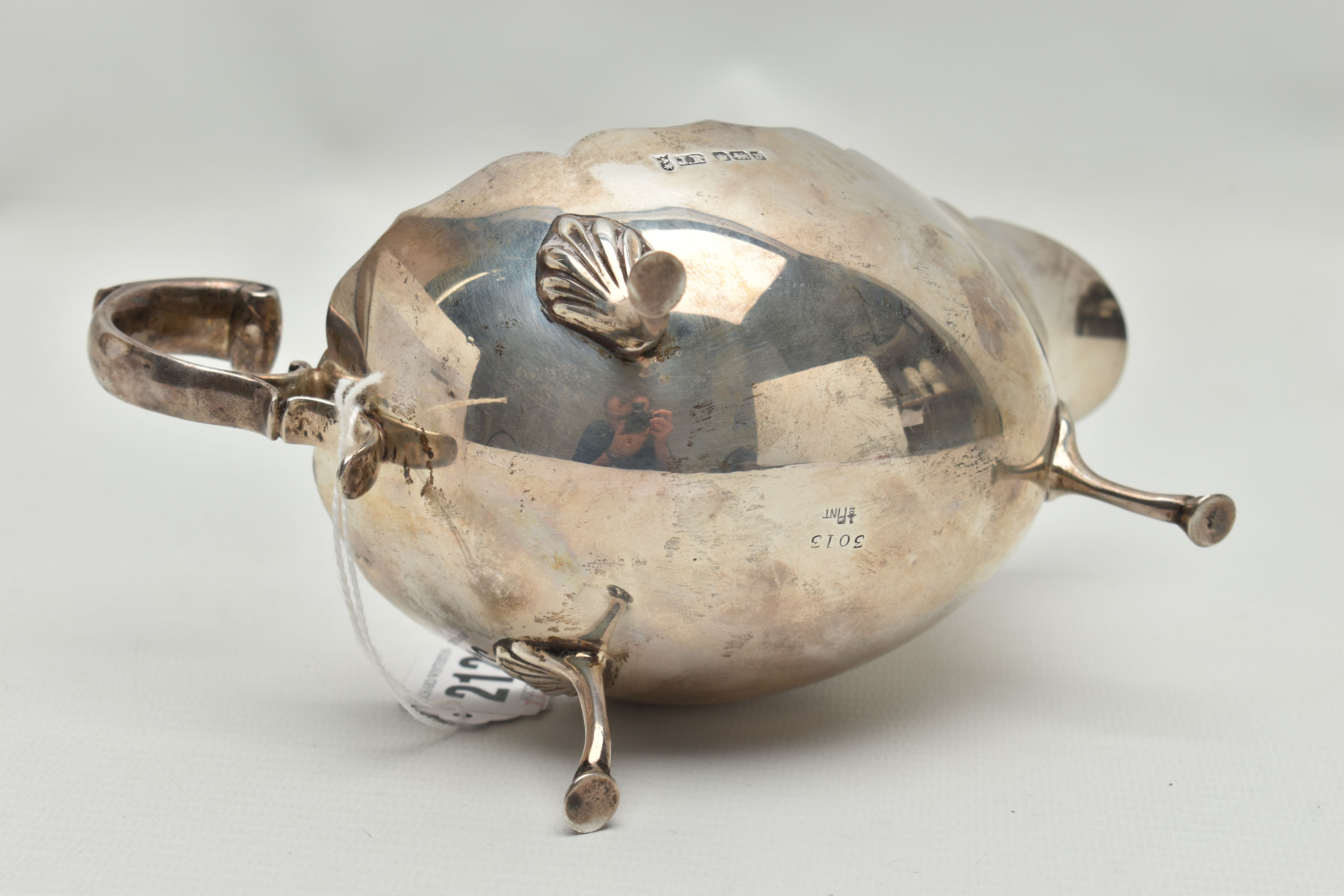 A GEORGE V SILVER SAUCE BOAT WITH WAVY RIM, 'S' scroll handle, on three cabriole legs with shell - Image 5 of 6