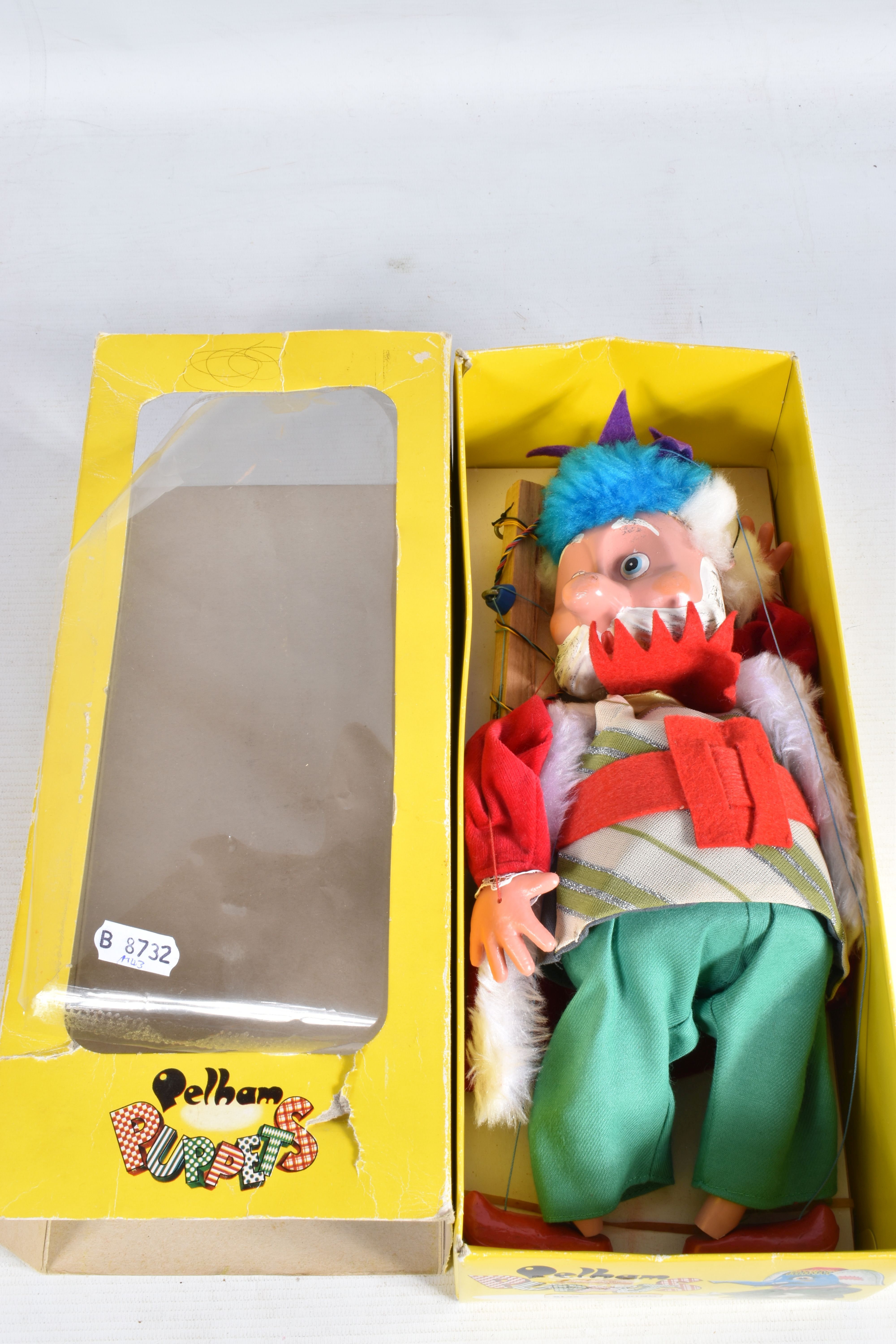 TWO BOXED PELHAM SL63 PUPPETS, Queen and King, versions without label to clothing, both appear - Image 8 of 16