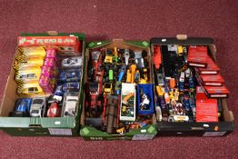 A QUANTITY OF BOXED AND UNBOXED MODERN DIECAST AND PLASTIC VEHICLES, to include boxed Saico, Maisto,