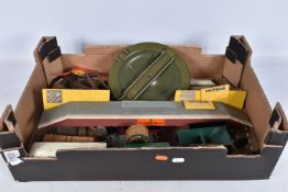 A QUANTITY OF MAINLY UNBOXED AND ASSORTED O GAUGE MODEL RAILWAY ROLLING STOCK AND ACCESSORIES, to