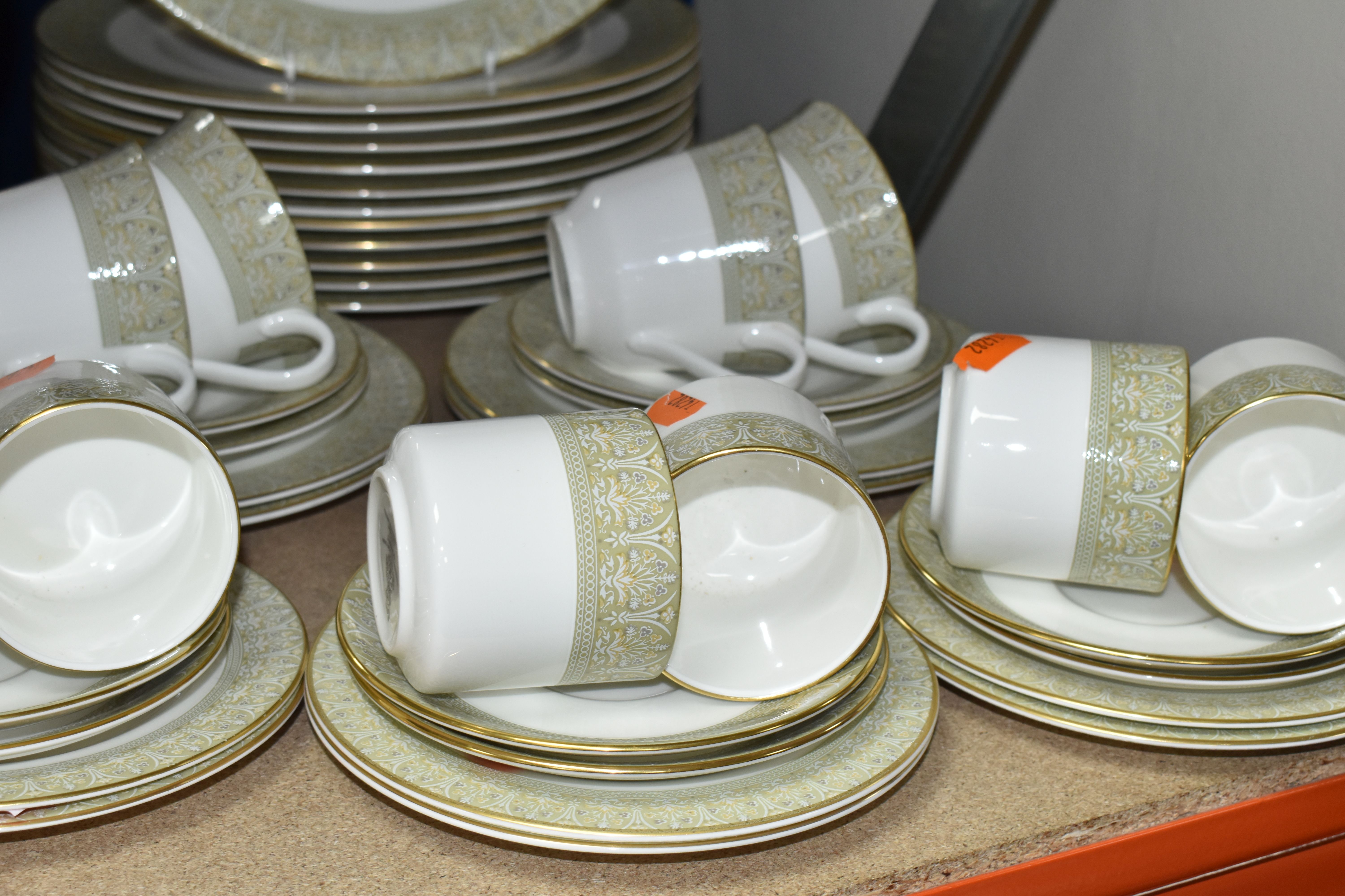 A ONE HUNDRED AND FIVE PIECE ROYAL DOULTON SONNET H5012 DINNER SERVICE, comprising a teapot, a - Image 2 of 5