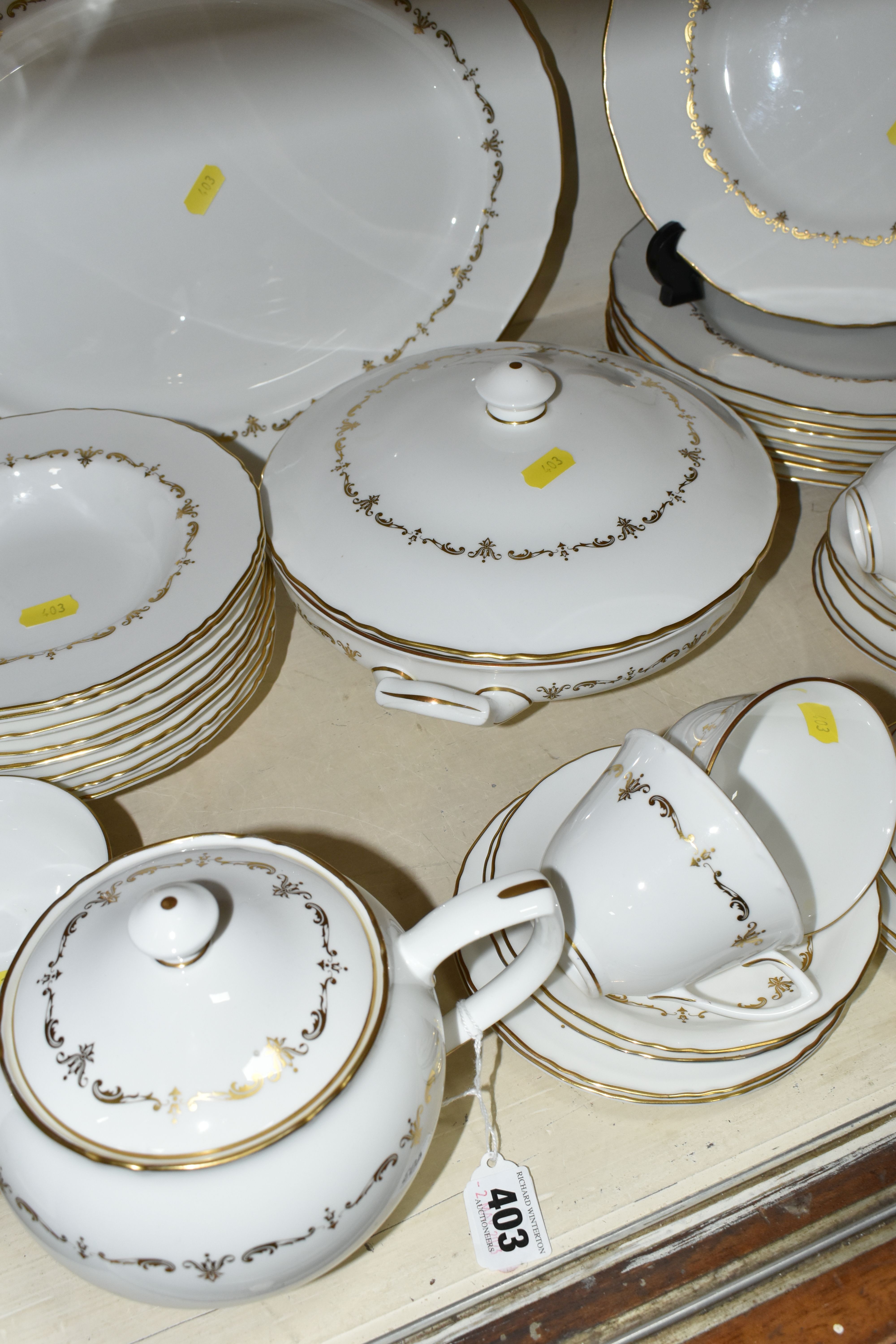 A ROYAL WORCESTER 'GOLD CHANTILLY' PATTERN DINNER SET, comprising eight dinner plates, one meat - Image 4 of 8