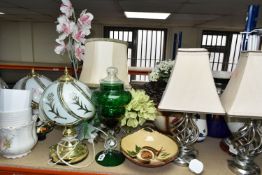 A GROUP OF LAMPS, JARDINIERES AND OTHER DECORATIVE HOMEWARES, to include a green art glass covered