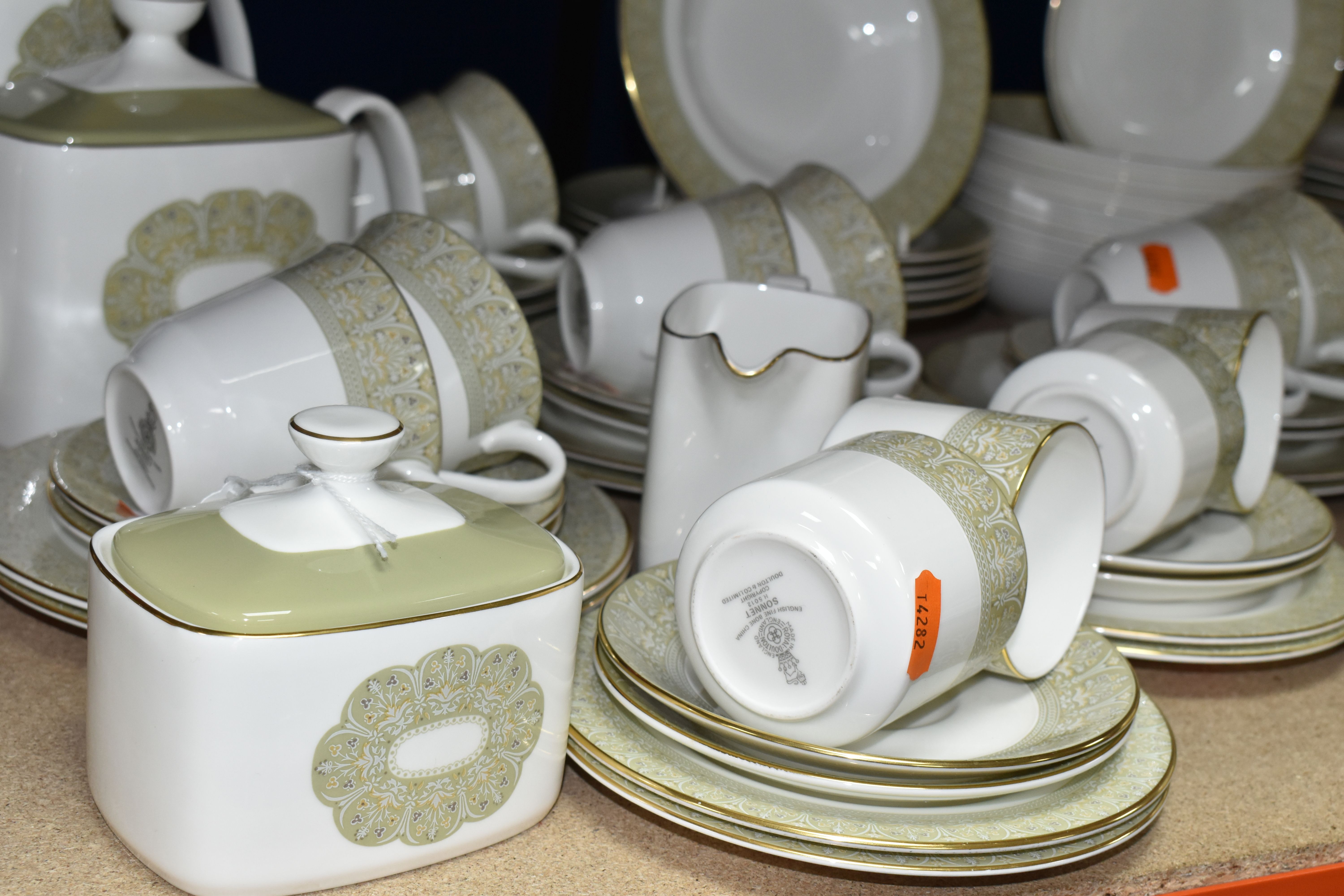 A ONE HUNDRED AND FIVE PIECE ROYAL DOULTON SONNET H5012 DINNER SERVICE, comprising a teapot, a - Image 5 of 5