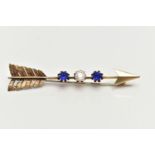 A YELLOW METAL GEM SET ARROW BROOCH, polished arrow brooch with textured feathers, set with an old