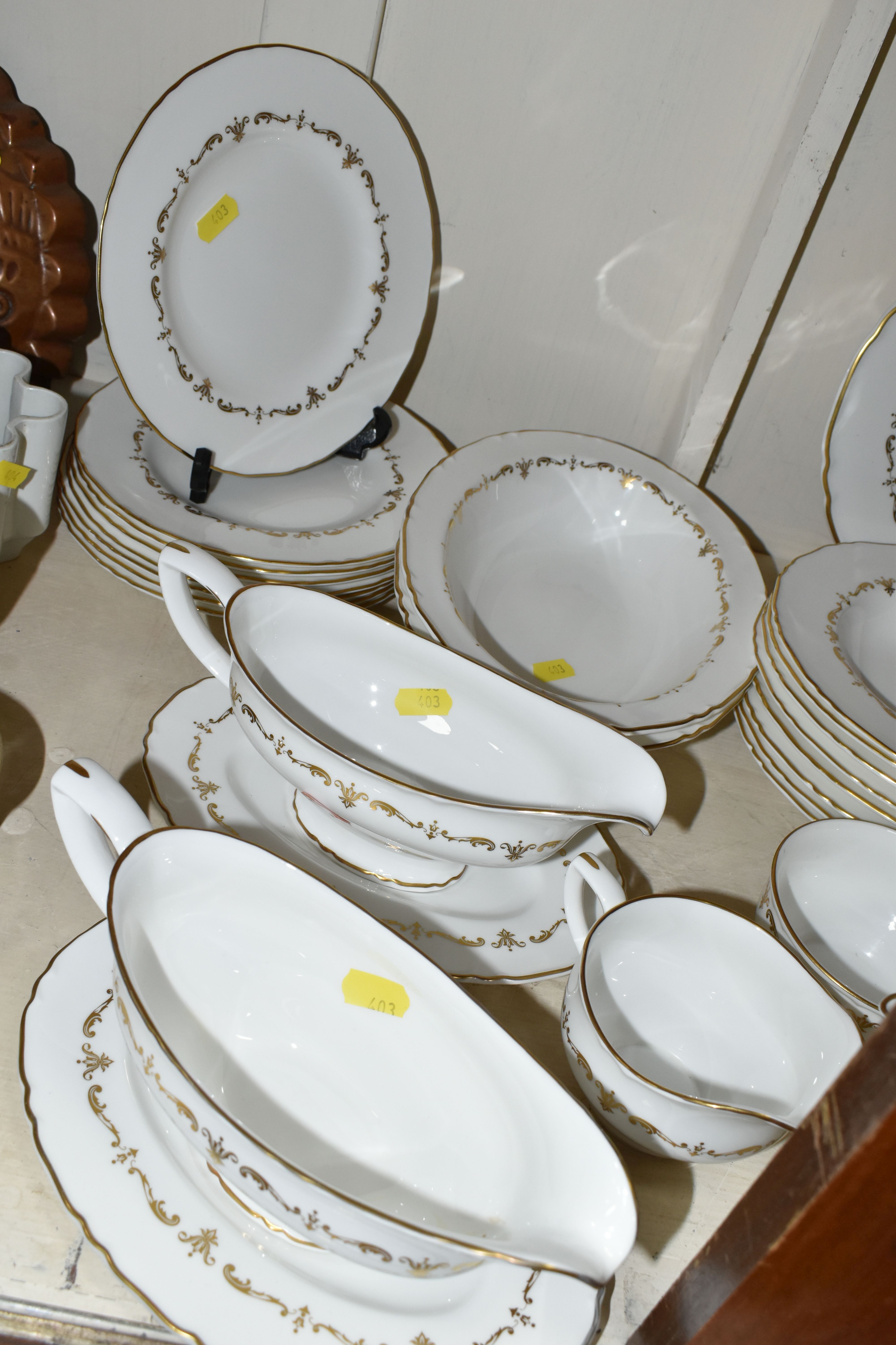 A ROYAL WORCESTER 'GOLD CHANTILLY' PATTERN DINNER SET, comprising eight dinner plates, one meat - Image 7 of 8